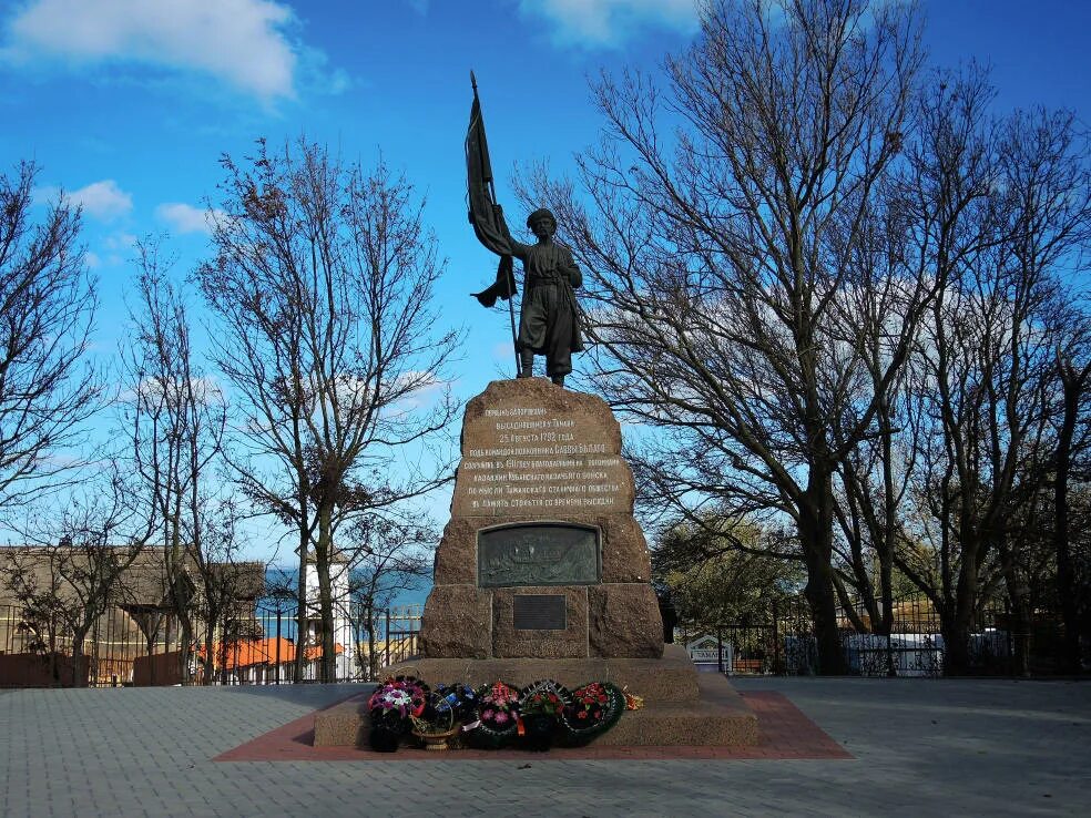 Тамань ростов на дону. Памятник Головатому в Тамани. Памятник Антону Головатому в Тамани. Памятник в Тамани казакам переселенцам. Памятник казакам черноморцам в Тамани.