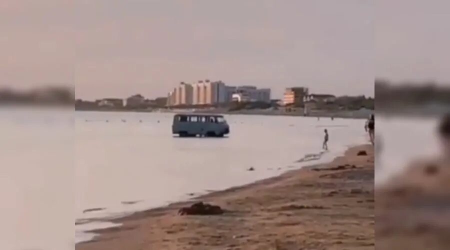 Фекалии в море в Анапе. Машина застряла на пляже в Анапе. Автомобили в море Анапа. Озеро Автомобилист Анапа.