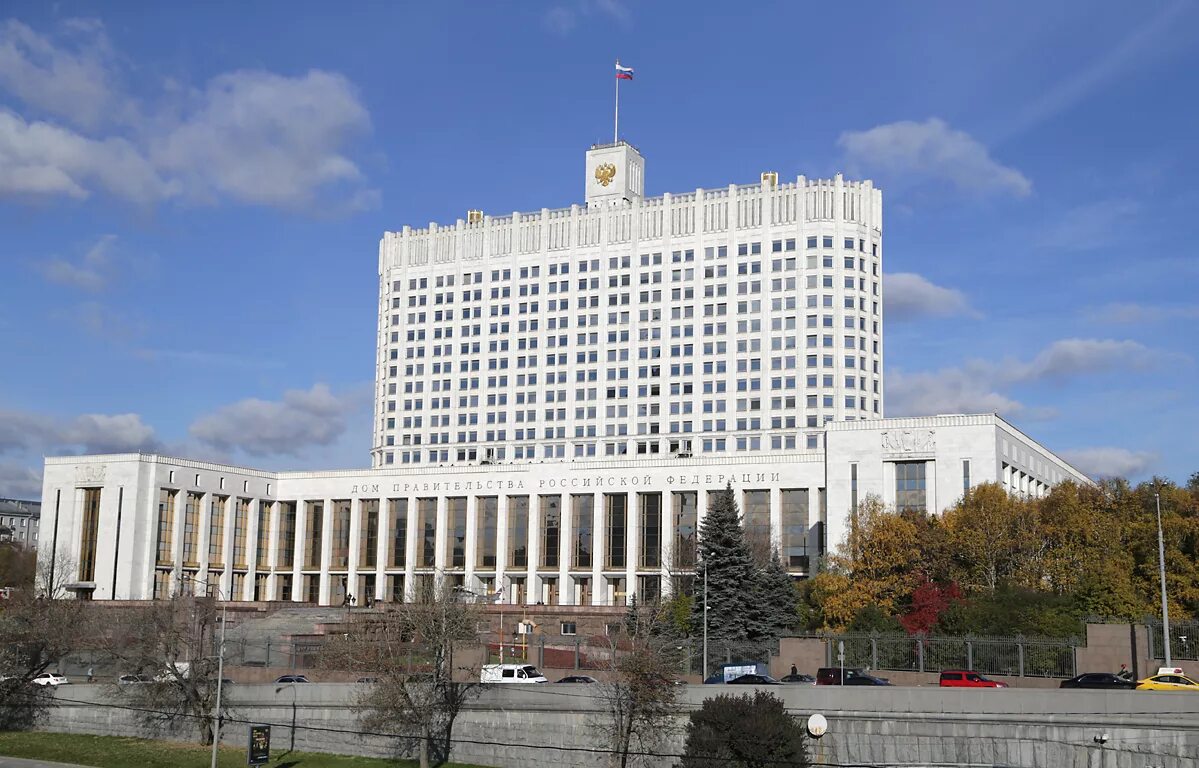 Закрывают государственные учреждения. Дом правительства Москва. Здание правительства РФ. Государственное учреждение здание. Правительственные здания в Москве.