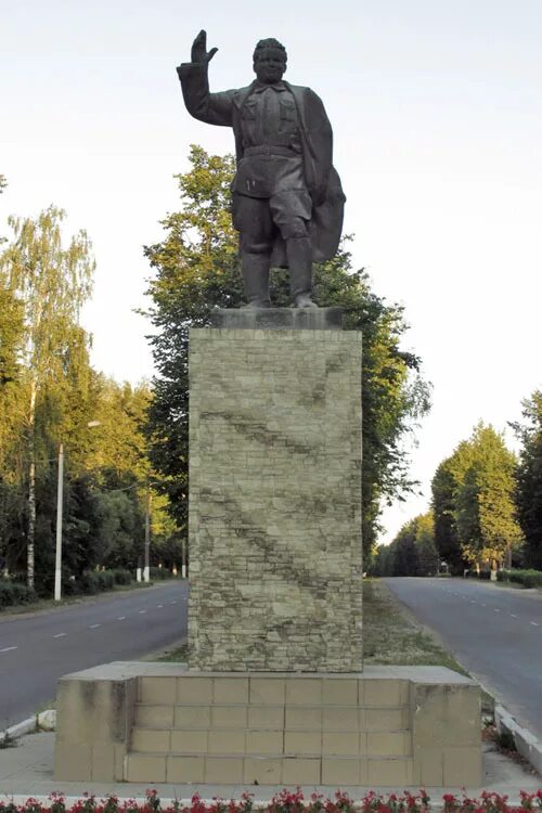 Население кирова калужской. Памятник Кирову в Кирове Калужской области. Сквер Победы Киров Калужская область. Площадь Победы Киров Калужская область. Памятники города Кирова Калужской области.