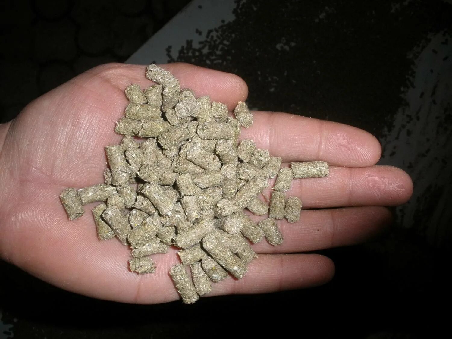 Состав стартового комбикорма для цыплят бройлеров. Таблица расчета корма для свиней. Состав комбикорма для откорма свиней. Комбикорм своими руками. Как сделать комбикорм.