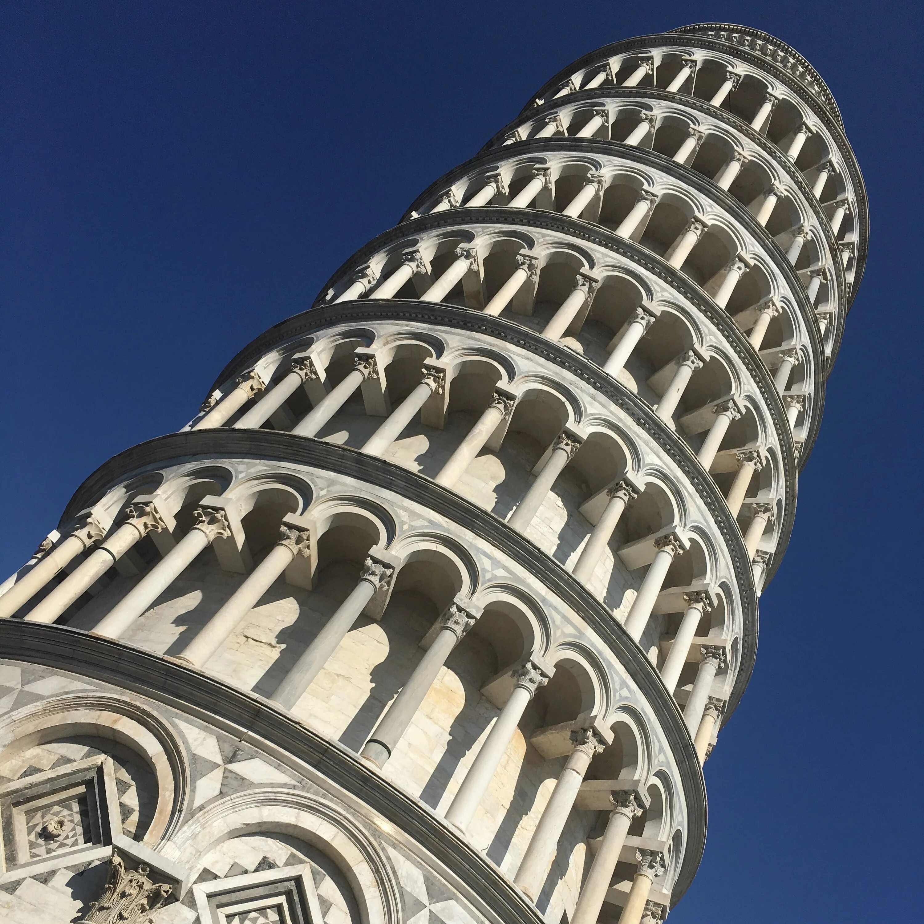 Всемирно известные здания. Пизанская башня романский стиль. Пизанская башня Италия. Пизанская башня Архитектор. Пизанская башня (Бонанно Пизано).