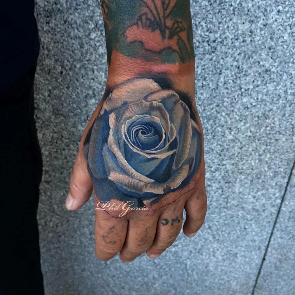 Голубые розы тату на руке.