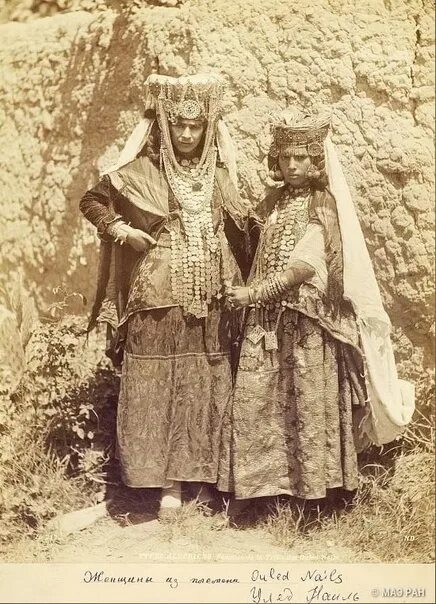 Женщины племени уледь наил. Женщины племени улед наиль. Улед наиль костюм. Улед наиль костюм. Женщины племени уледь наил.