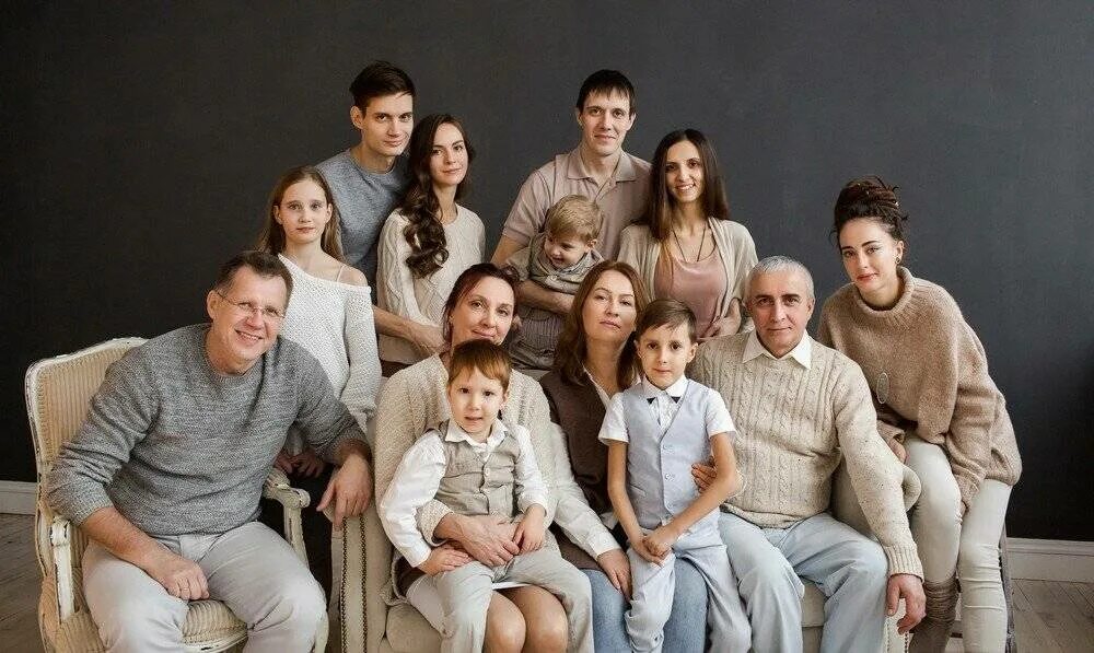 Большая семья. Фотосессия большой семьи. Фотосессия большой семьи в студии. Портрет большой семьи. Решили сделать семейное фото но в итоге