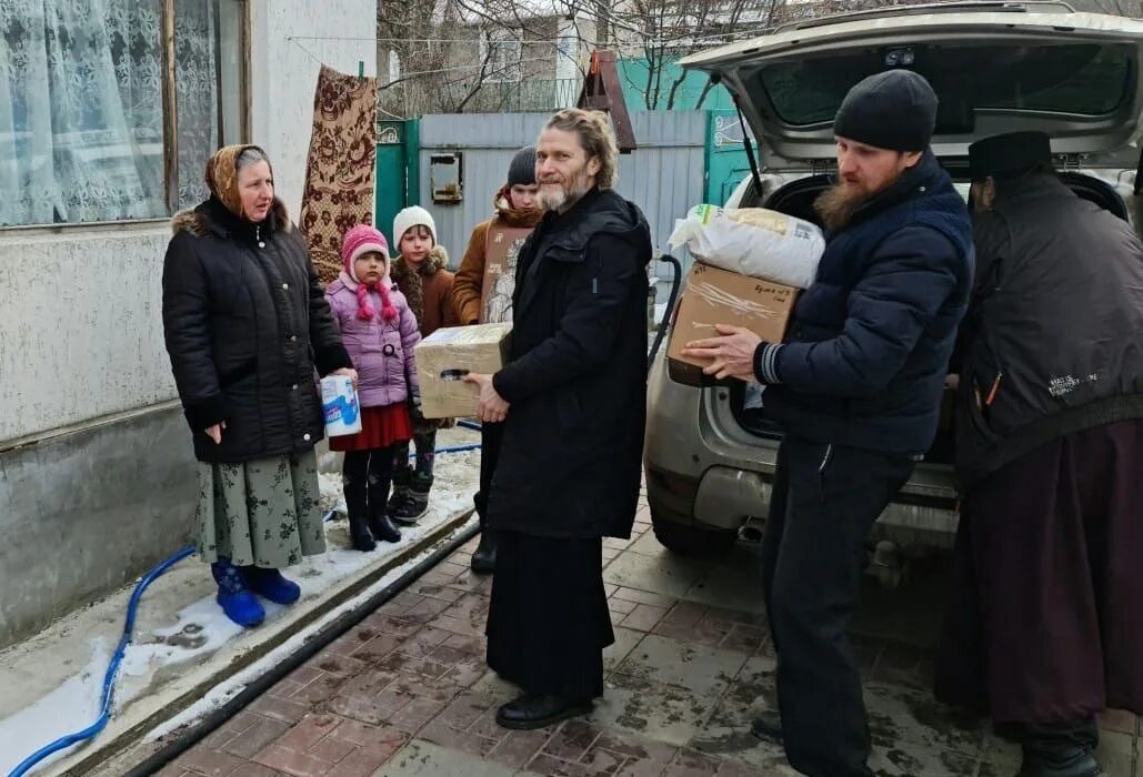 Помощь мирным жителям. Благотворительность в церкви. Беженцы в храмах. Церковный штаб Милосердие беженцев. Помощь беженцам.