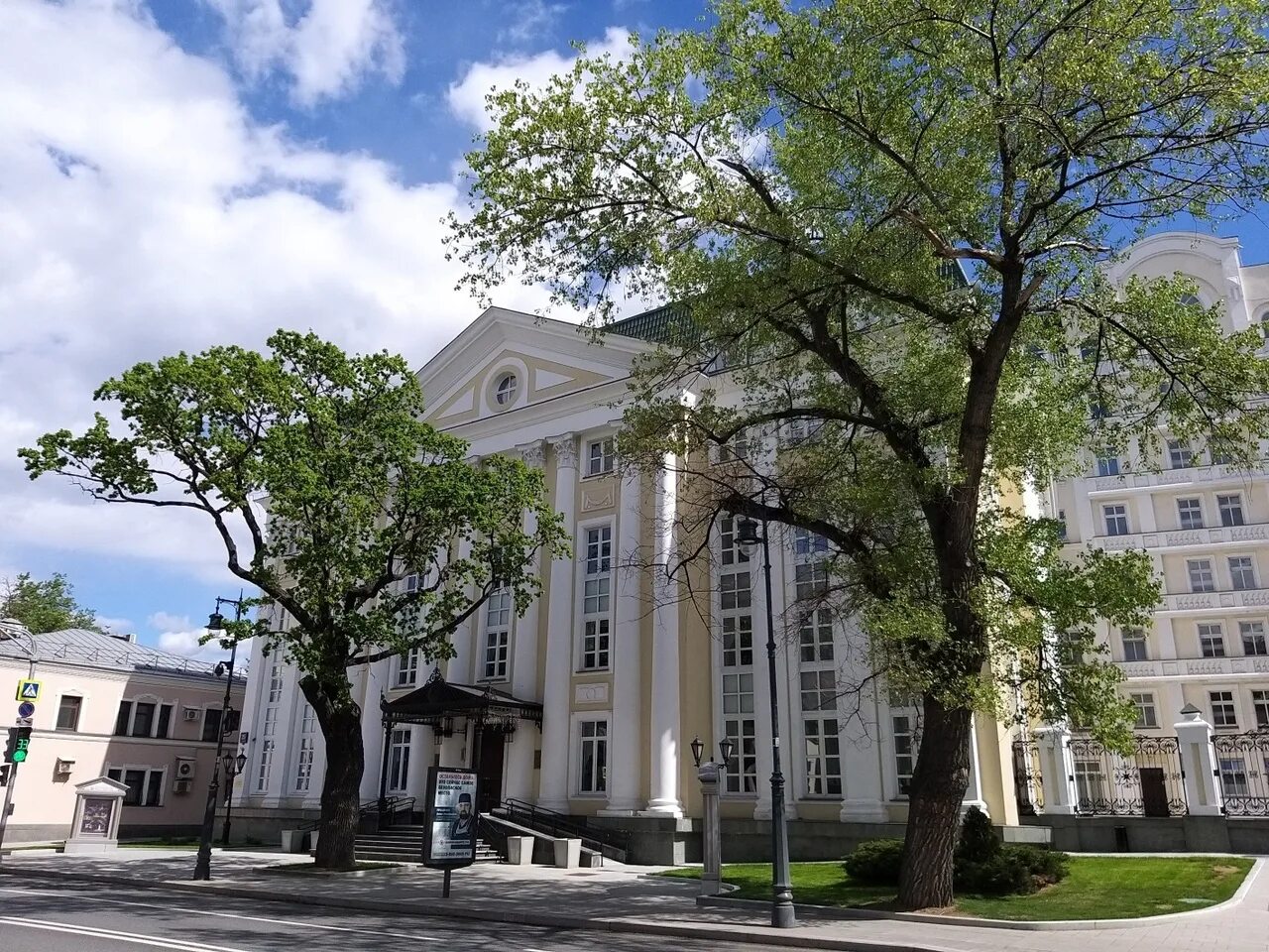 Москва, ул.Остоженка, д.47. Опера Хаус Остоженка. Район Остоженка. Остоженка 47 Москва. Остоженка москва отзывы