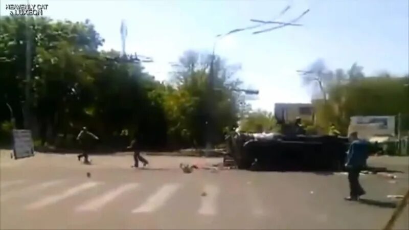 Мариуполь 2014 год. Бмп в мариуполе 09.4.14. прорыв баррикады на бмп. мариуполь кровавые бои в городе. кровавая библиотека мариуполь.