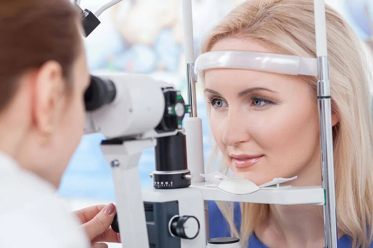 Оптометрист кто это. Прием офтальмолога. Посещение офтальмолога. Биомикроскопия глаза. Офтальмологическое обследование.