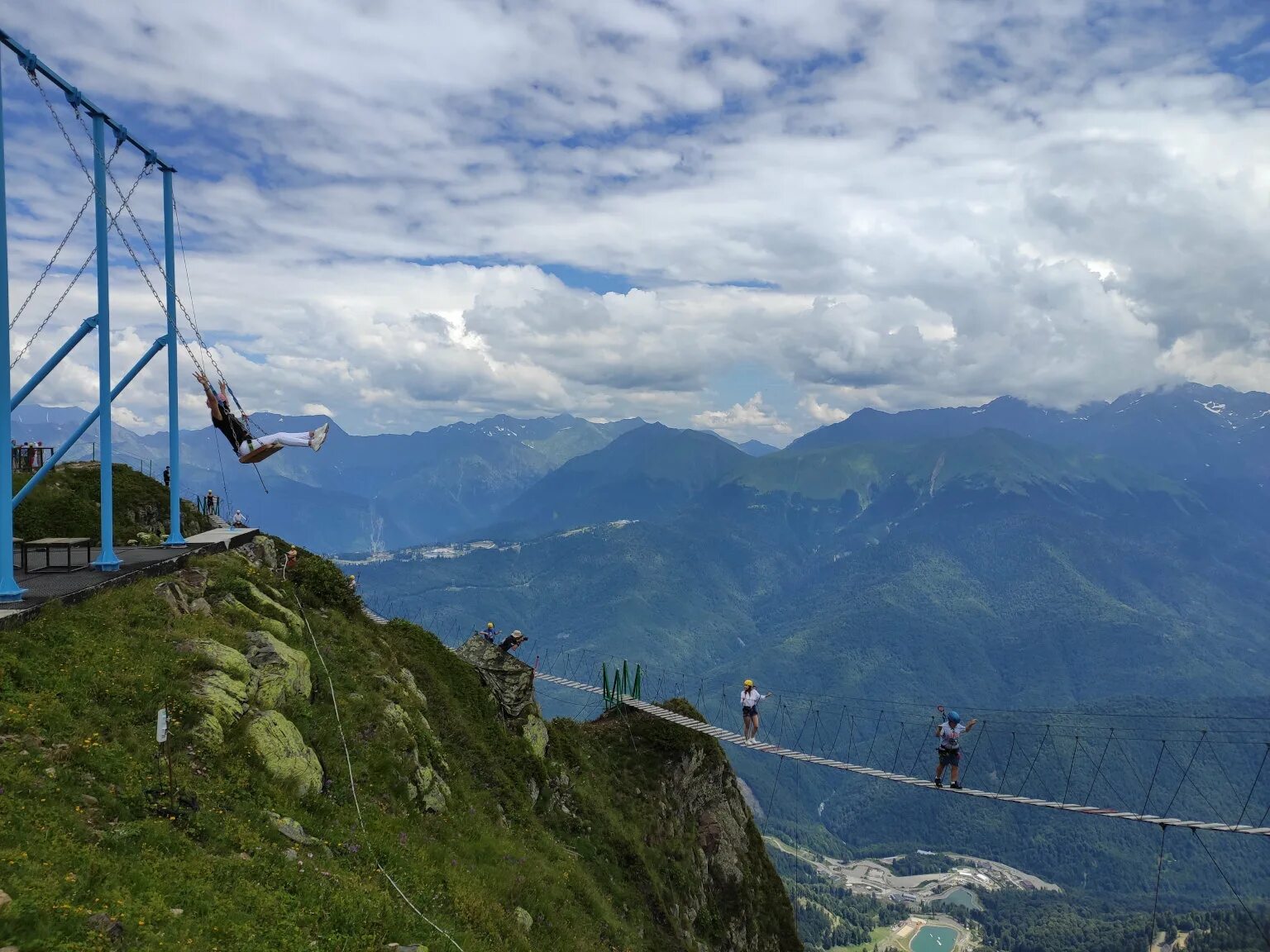 Красная поляна 2300 метров. Роза пик 2320 качели. Горки город черная пирамида канатка. Поляна 2200 красная поляна. Красная поляна высота над уровнем.