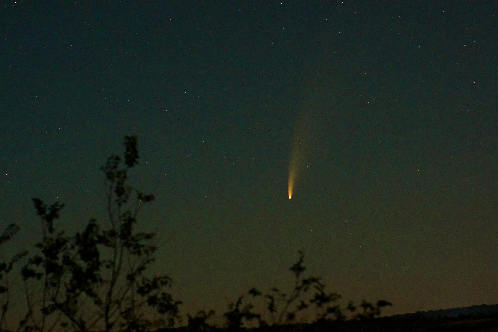 Где сегодня можно увидеть комету в россии. Комета над землей 1996 над Томском. Комета рядом с землей. Пролетающая Комета. Кометы которые пролетают рядом с землей.