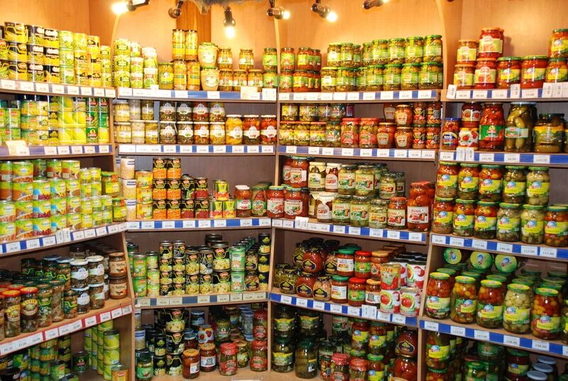 Прод продукт. Выкладка бакалеи. Стеллаж с продуктами. Выкладка бакалеи в магазине. Выкладка консервов.