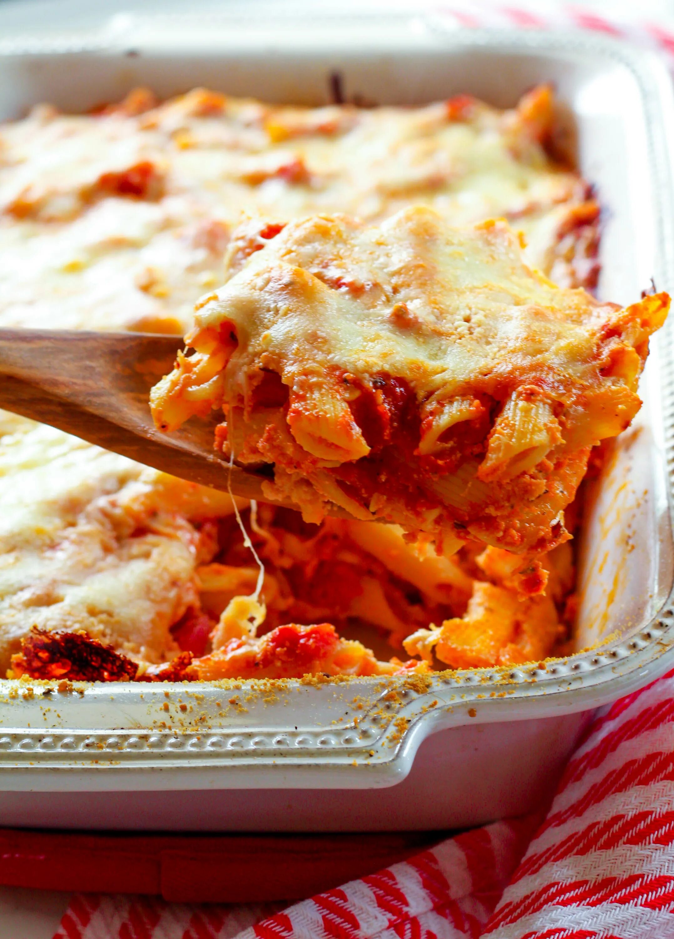 Запеканка из макарон с фаршем с соусом бешамель. Ленивая лазанья-запеканка из макарон с кабачком. Лазанья из макарон. Запеканка лазанья. Лазания рецепт в духовке из макарон.