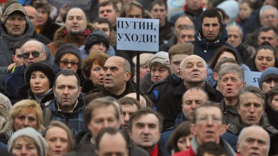 Путин уйди. Рутин уйдет. Путин уходи плакат. Бабушка с плакатом путина. Путин уходи.