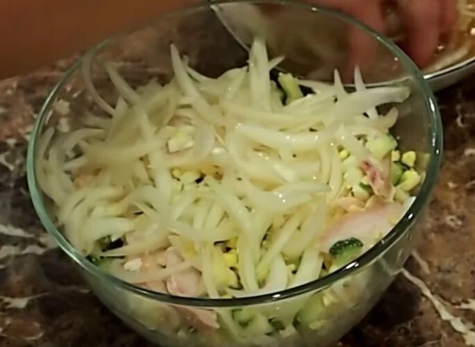 Салат с кальмарами и маринованным луком. Салат с кальмарами. Салат из маринованных баклажанов. Салат с баклажанами. Салаты с маринаванным луком.