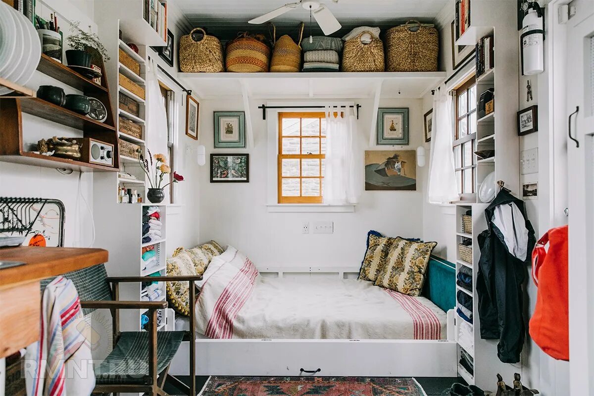 Маленькие уютные комнаты. Интерьер комнаты для сна и работы. Обустроить место для сна. Спальные места на мансарде. Обустроить место для сна.