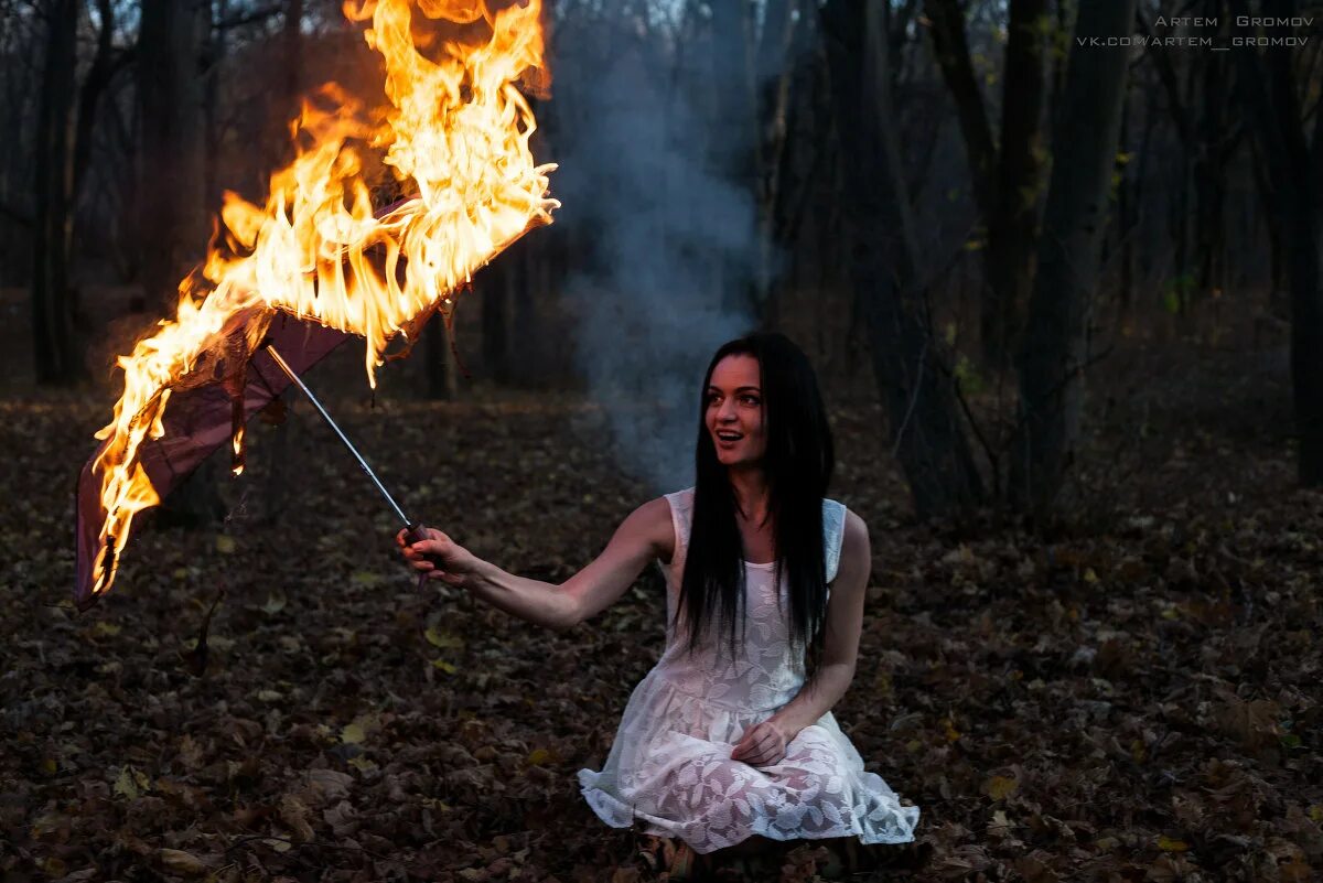 Мужская фотосессия с огнем. Фотосессия с горящим зонтом. Зонт огонь. Девушка у моря с зонтом. Зонт горит.