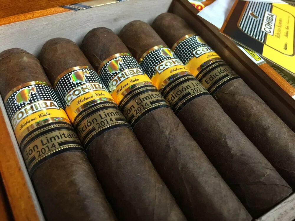 Сигара купить цена. Кубинские сигары Cohiba. Кубинские сигареты Cohiba. Кубинские сигариллы Cohiba. Сигара Коиба Робусто.