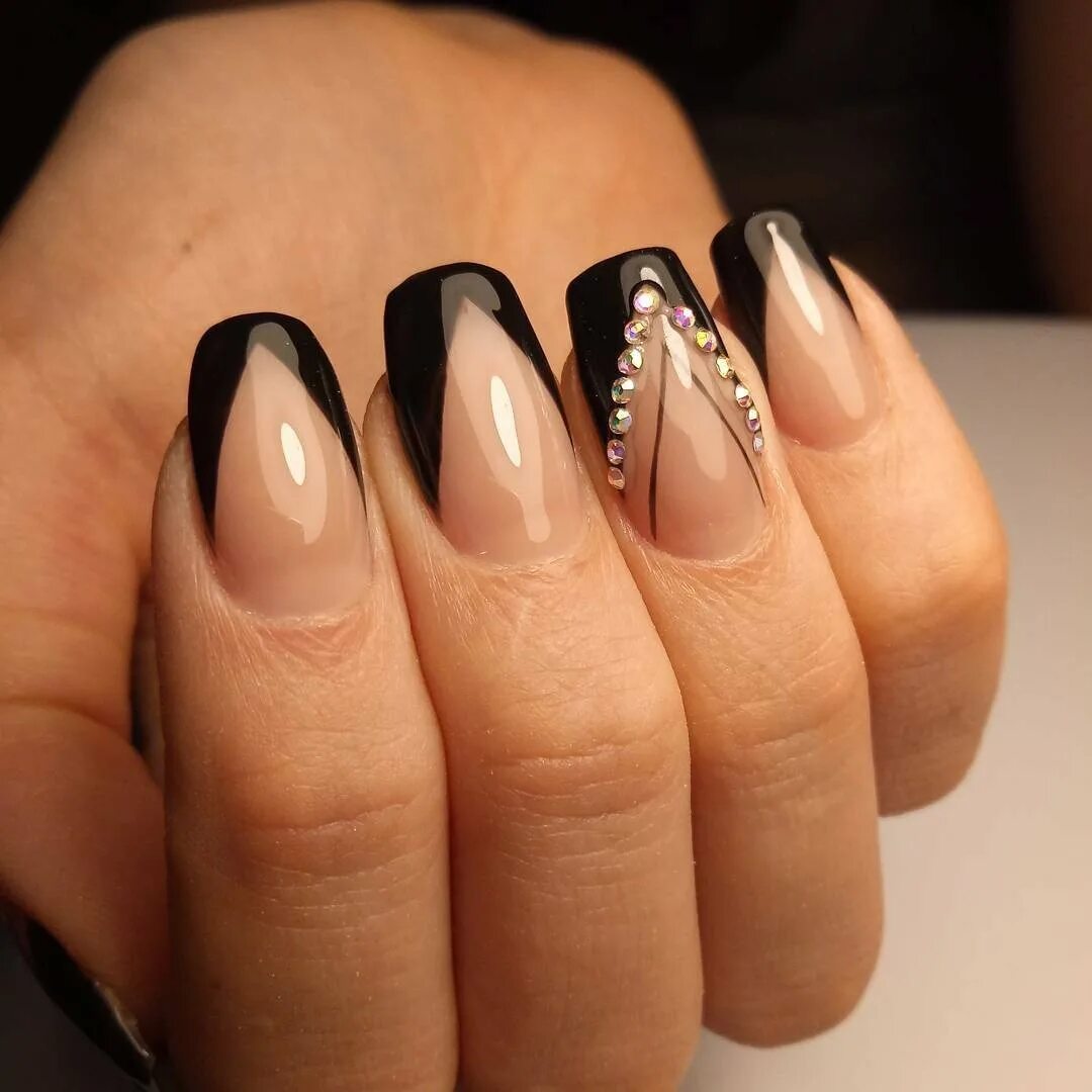 треугольный френч на квадратных. треугольный френч на квадратных. ногти французский маникюр треугольников. треугольный френч. маникюр френч геометрия.