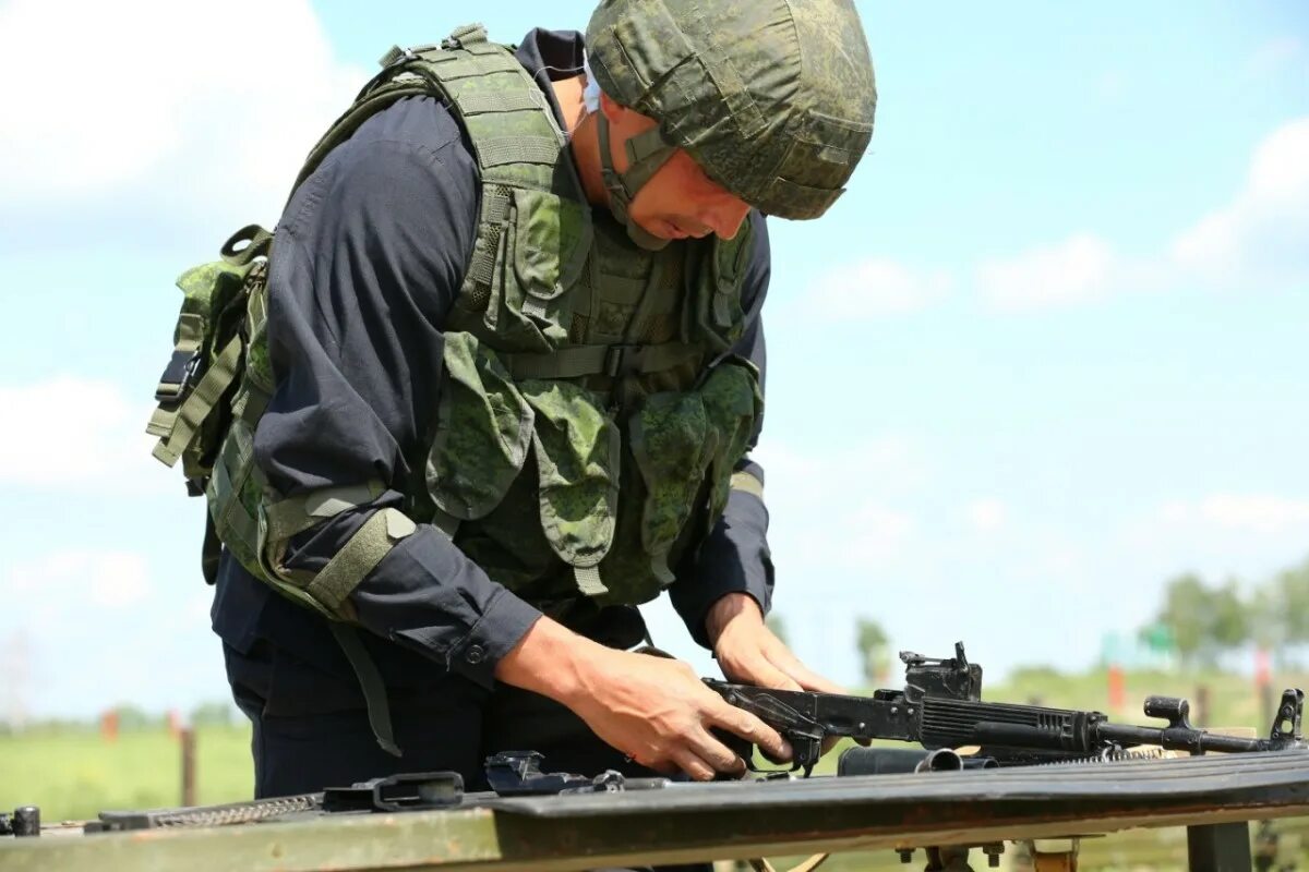 Боевой мастер 3. Мастер оружейник Пенза. Саревнованиямастер оружейник экипировка. Специалист оружейник. Мастер оружейник ПГУ.