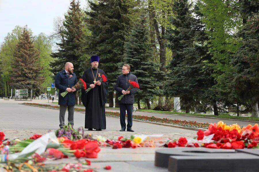 Администрация город новомосковск тульской области. 9 Мая город Новомосковск. Памятники героям Великой Отечественной войны. Памятники в городах героях Великой Отечественной. Мемориал павшим в Великой Отечественной войне (Новомосковск).