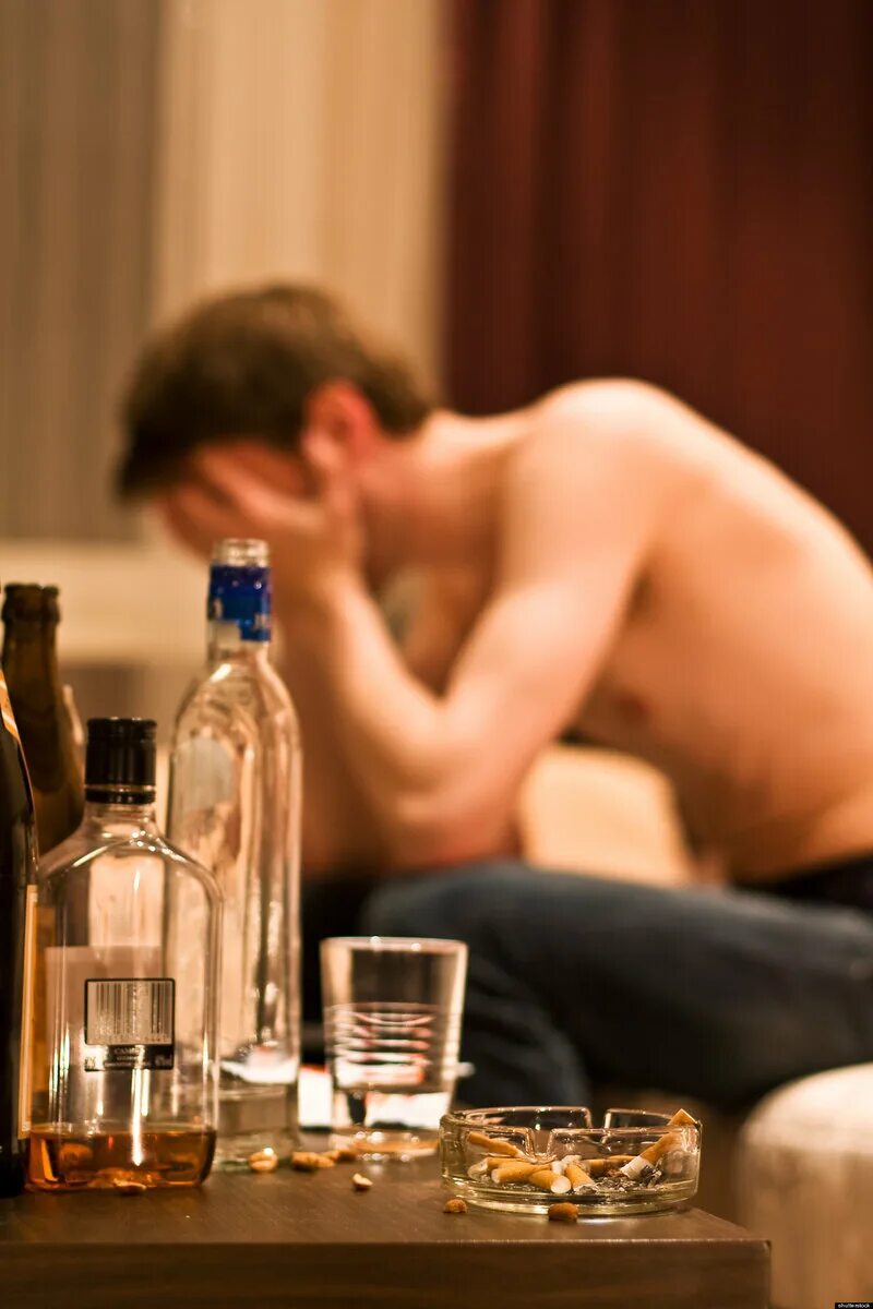 Жизнь после запоя. Пьющий мужчина. Мужчины выпивают. Алкоголизм.