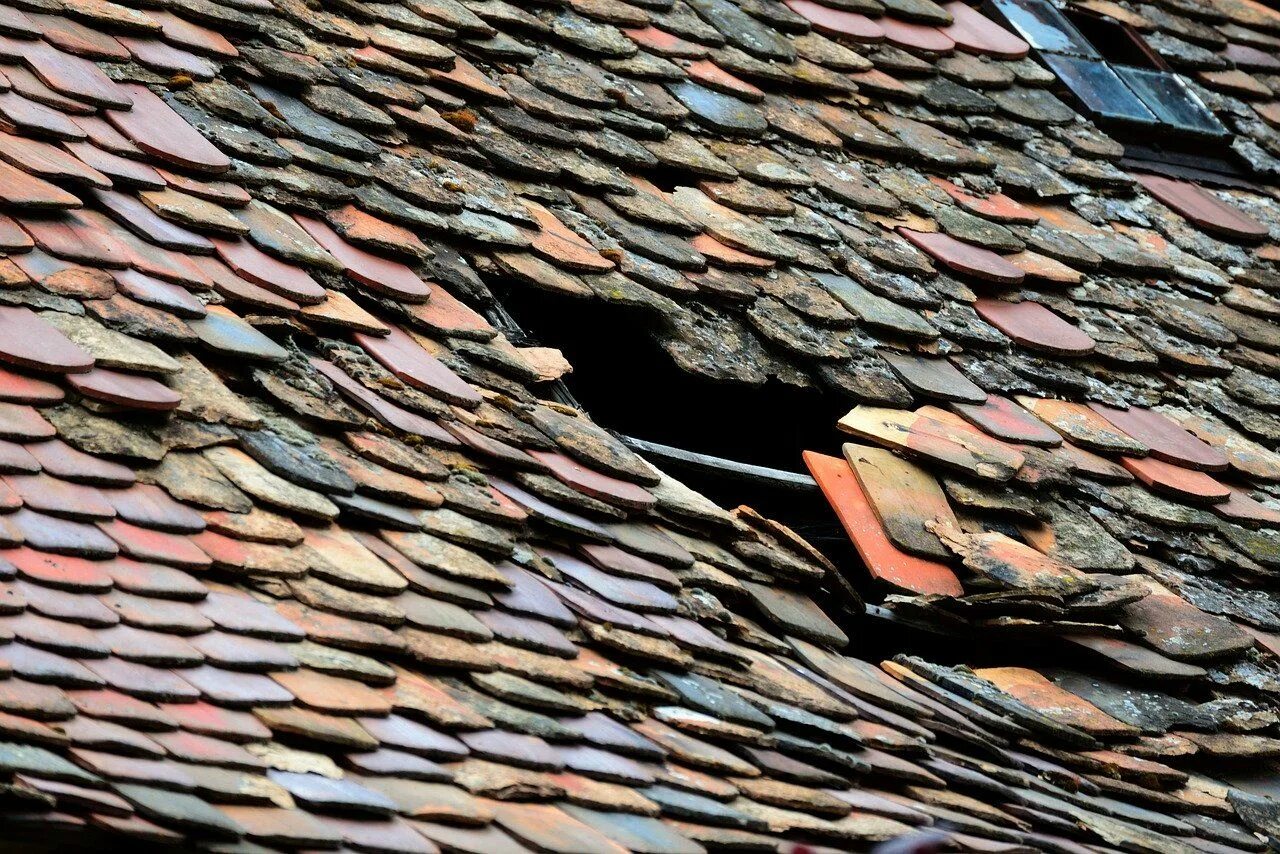 Hole in the roof. Поврежденная черепица. Hole in the roof. Hole in the roof. Пик дом зачем дырки в крыше.