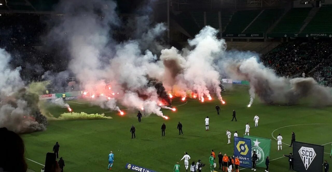 Монако матчи. Матч сент. Дворец спорта «зенит» в французском городе сент-этьен. Ронское дерби. Футбольные болельщики во франции.