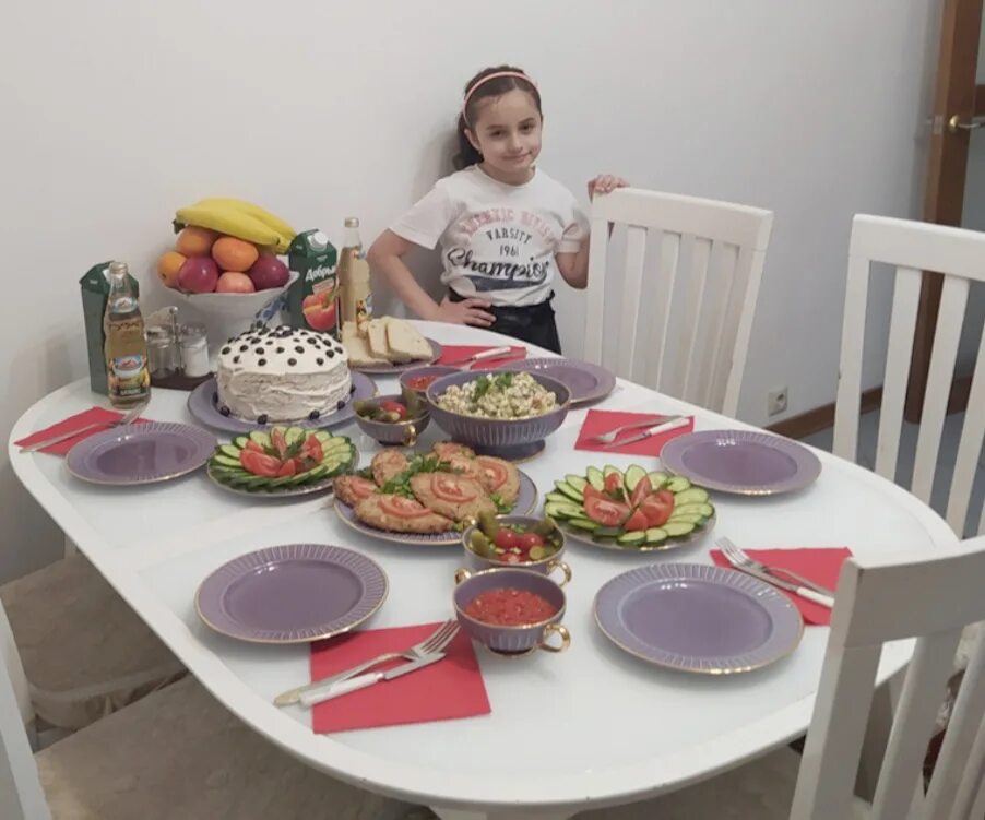 Идеи уличной еды. Руки над столом с едой. Семья еда. Joint for cooking. Делать обед.