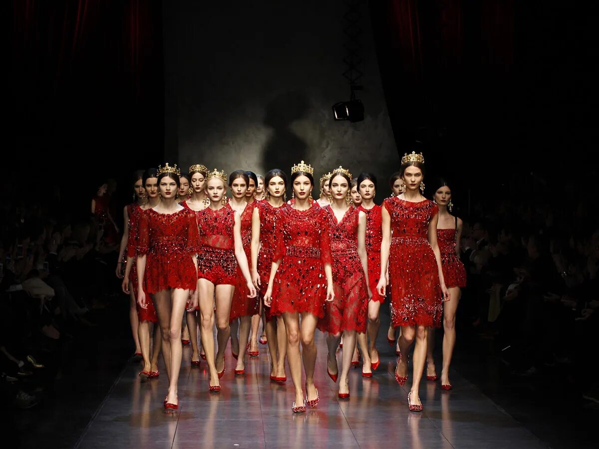 Показ одежды. Фотомодели на подиуме. Дефиле стиль. Модели на показе. Дефиле стиль.