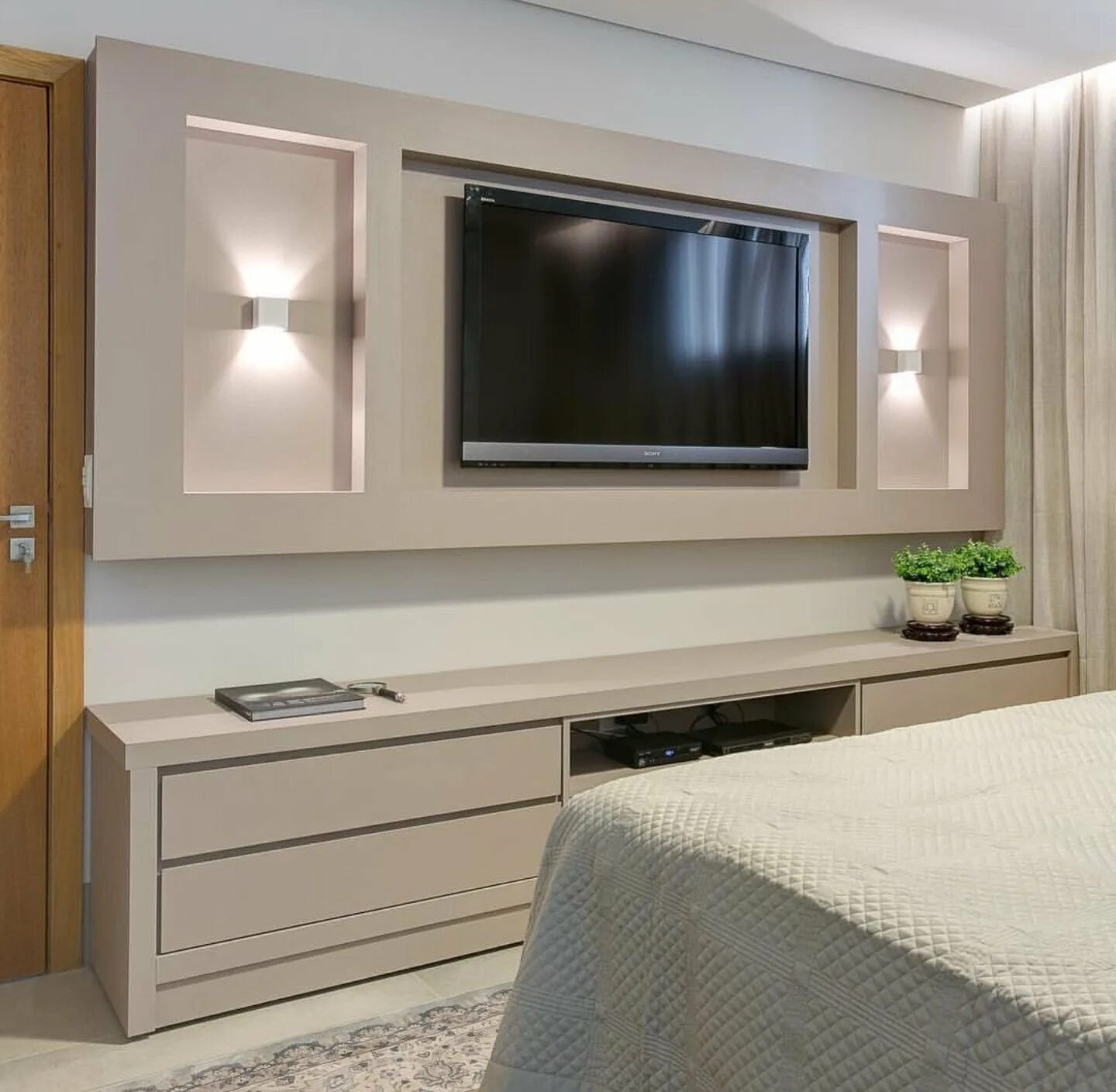телевизор в спальне на стене. подвесные тумбы в спальню. шкаф с телевизором в спальню. современный интерьер спальни. Ikea besta тумба.