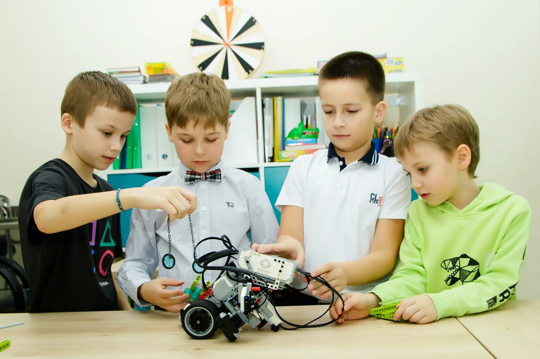 Команда первых роботы. Робототехника для детей. Клуб робототехники для детей. Робототехника для дошкольников. Кружок робототехники для детей.