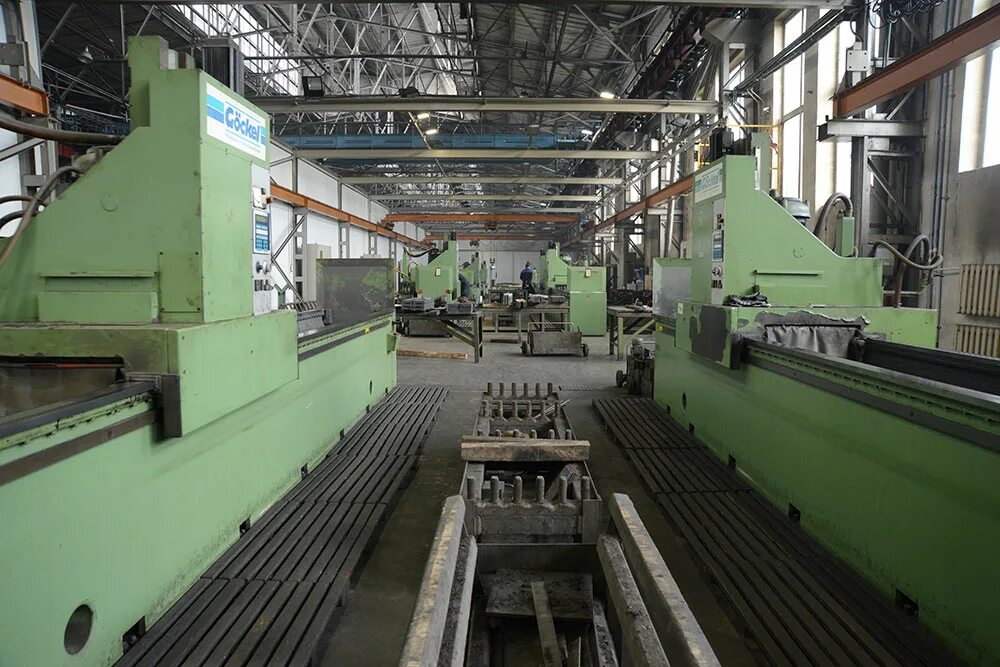 шлифовальный участок. участок шлифовки. цех со станками. современный цех металлообработки. станок плоскошлифовальный лш 630-2 лссп.