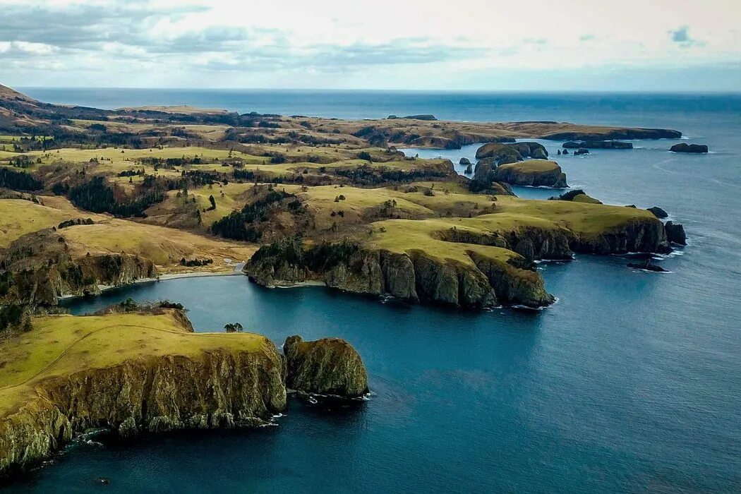 Нормандия остров джерси. Буруны на воде. Острова феникс кирибати. Хасима остров-призрак. Остров науру жители.