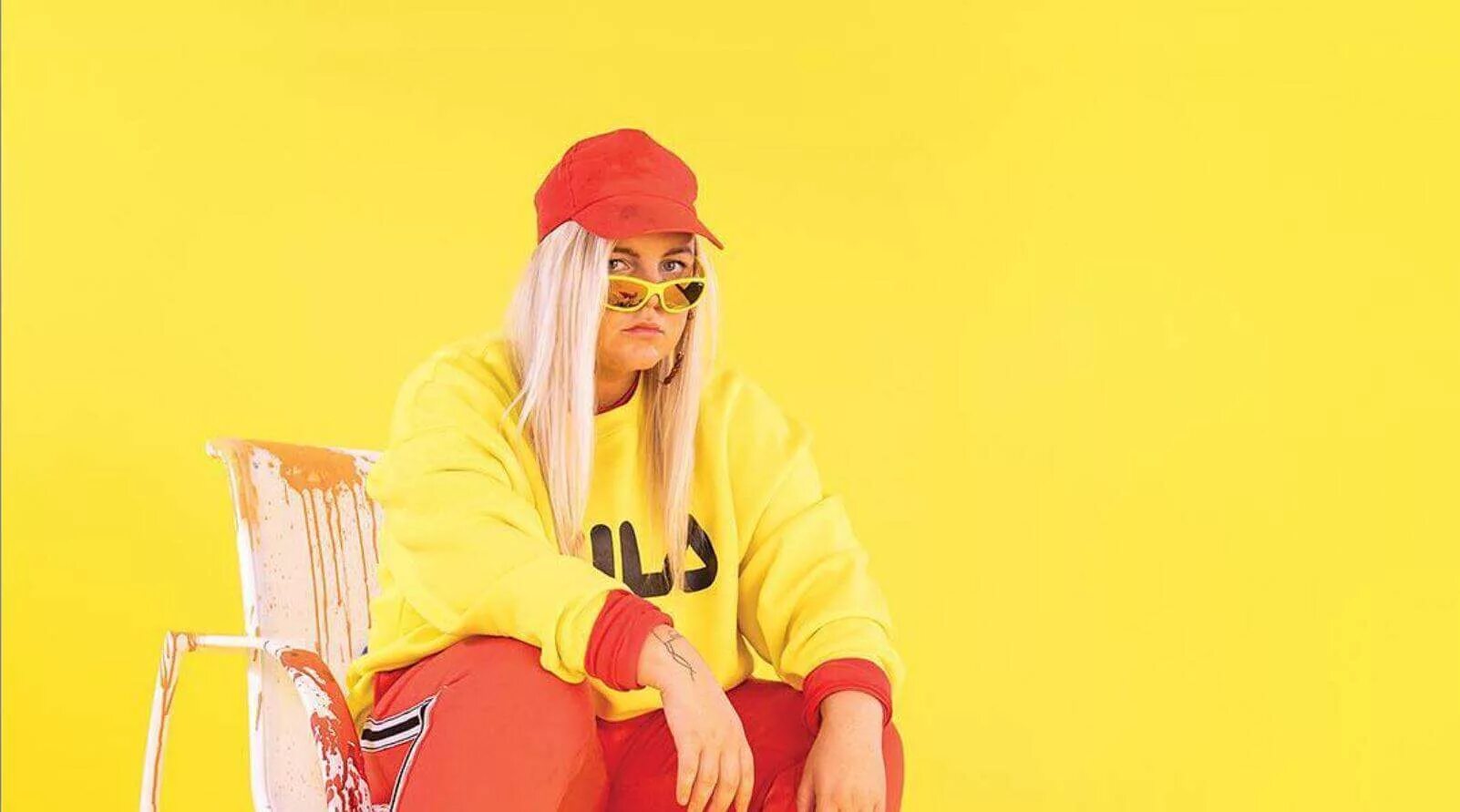 Тони уотсон dance monkey. Dance monkey обложка. Tones and i dance monkey певица. Тонес анди. Dance monkey певица.