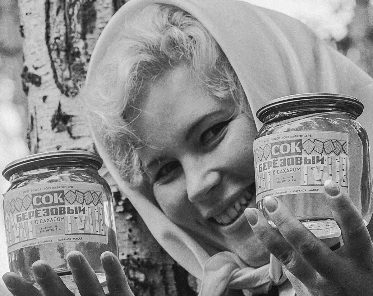 Советские продукты. Советские соки в трехлитровых банках. Советские необычные консервы. Фото СССР. И щедро поила меня березовым соком