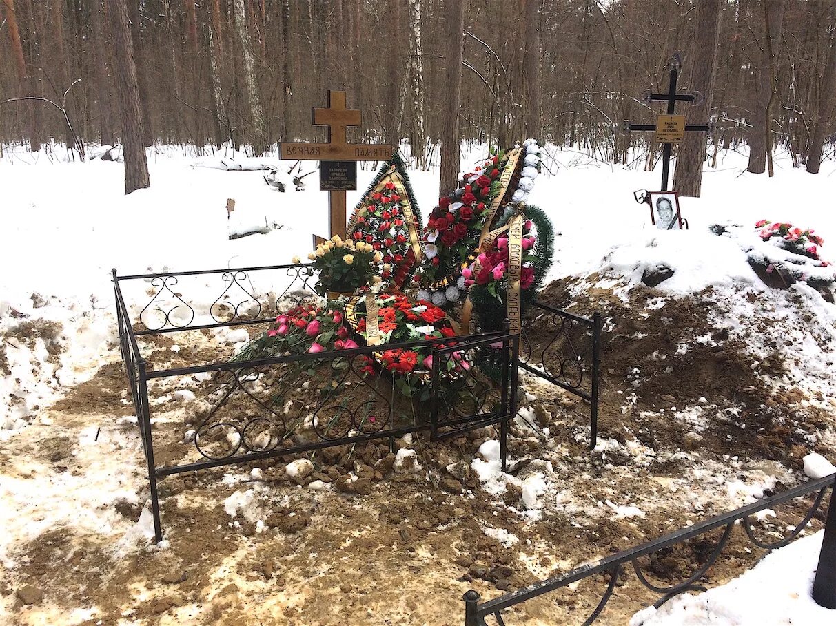 зимние могилки. ахунское кладбище. красивое зимнее кладбище. могила зимой фото. кладбище зима.