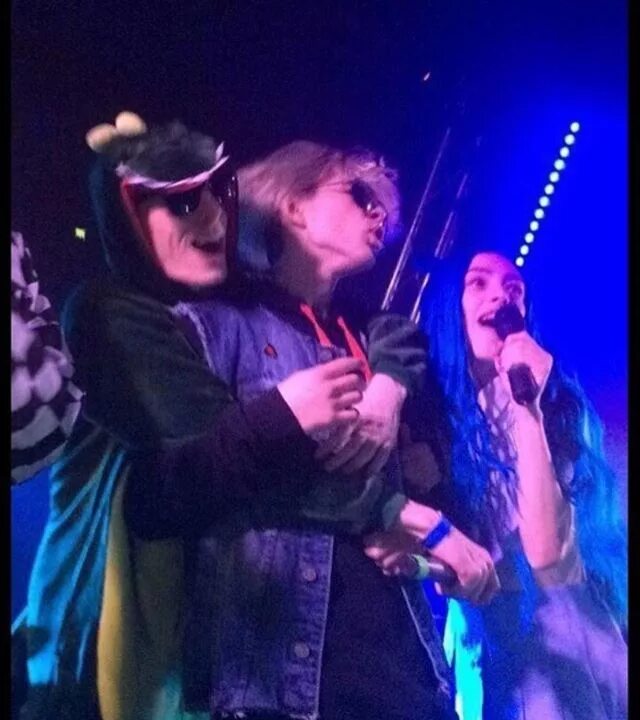 Мэйби бэйби и кроки бой. Кроки френдзона. Кроки френдзона. Кроки бой и мэйк лав. Кроки бой продает детям.