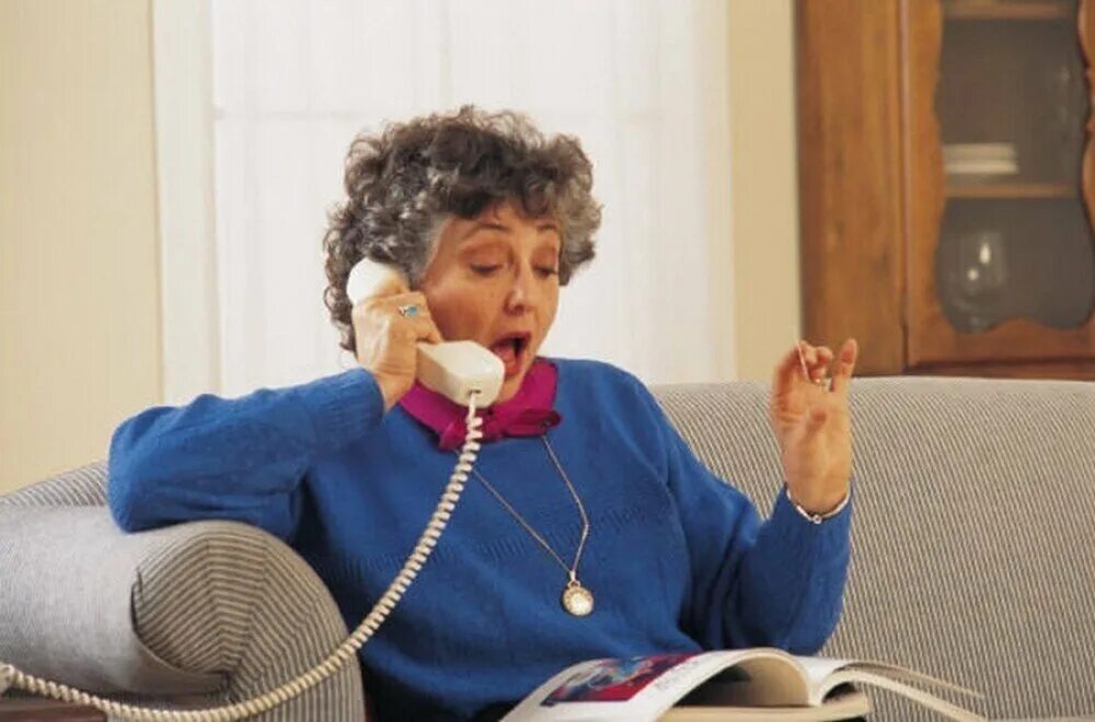 Тетки с разговором. Пожилая женщина звонит по телефону. Старушка с телефонной трубкой. Пожилая женщина с телефонной трубкой. Бабка с трубкой телефона.
