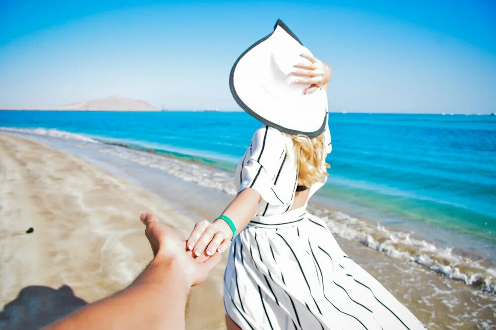 ивент отпуск завершен. люди в бассейне. лето отпуск. отпуск. коктейль на пляже.