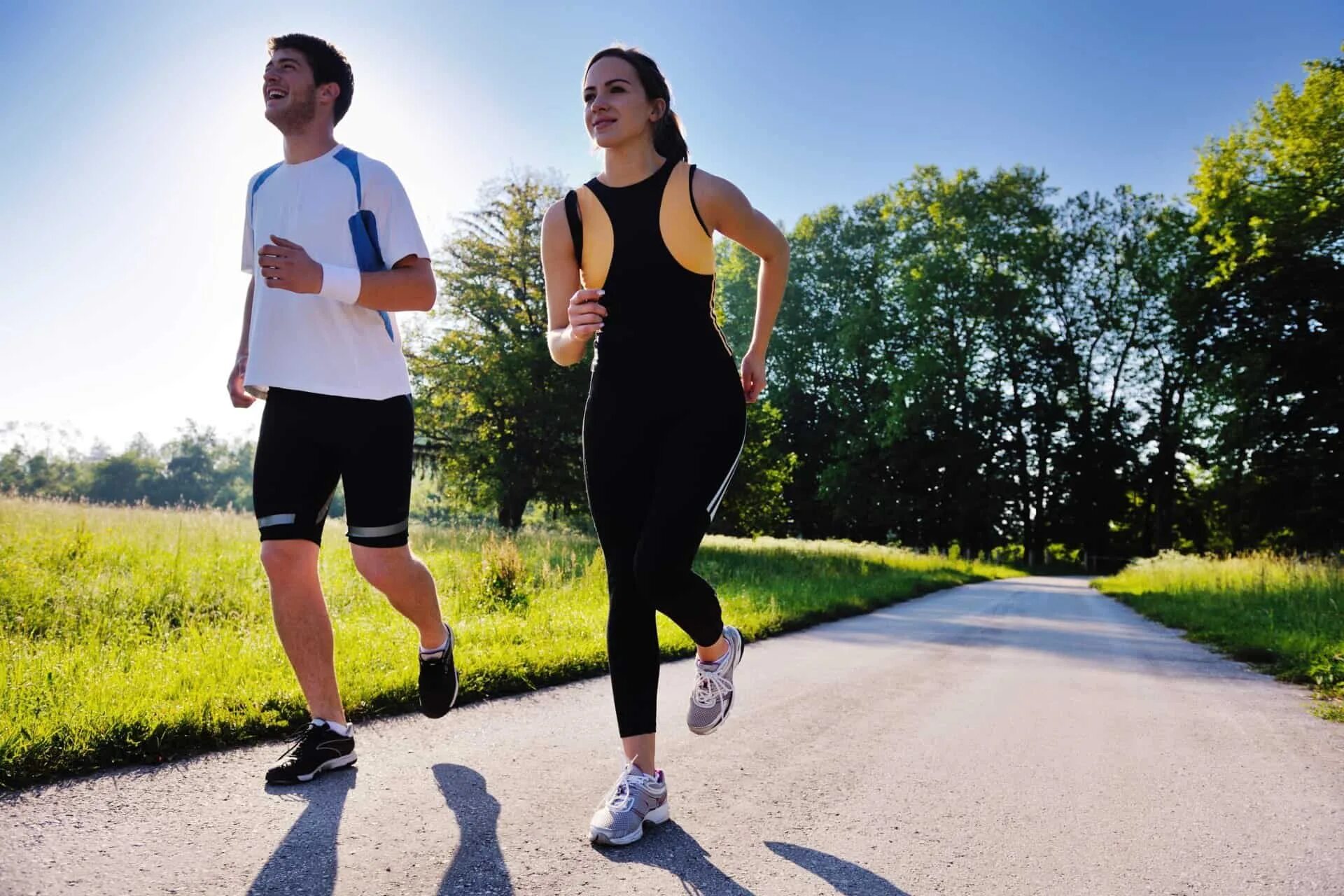 Get up go jogging. Бег Джоггинг. Ходьба бег трусцой. Человек на пробежке в городе. Обычный бег.