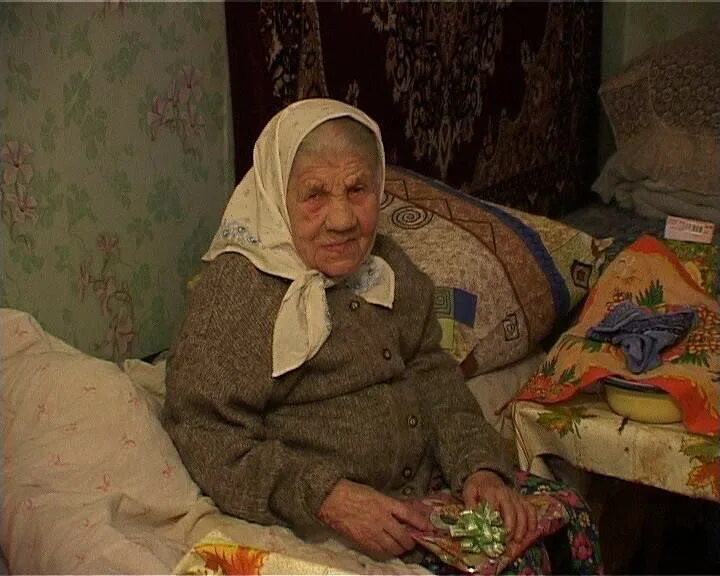Сколько старухи живут. Очень старенькая бабушка. Очень очень про старую бабушку. Очень Старая женщина. Древняя бабка.
