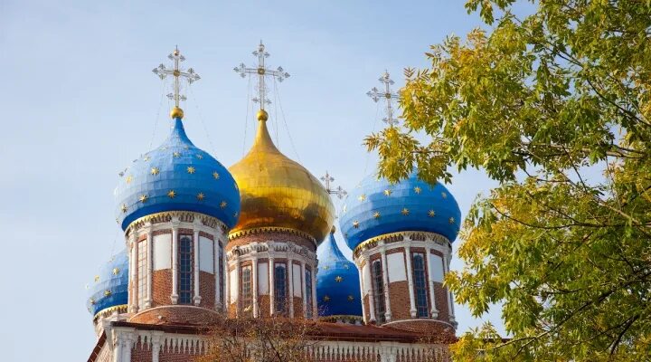 Мир стали рязань. Рязань купола Кремль. Церковь с синими куполами Кремль Рязань. Рязань Кремль д1. Дивное место Рязань.