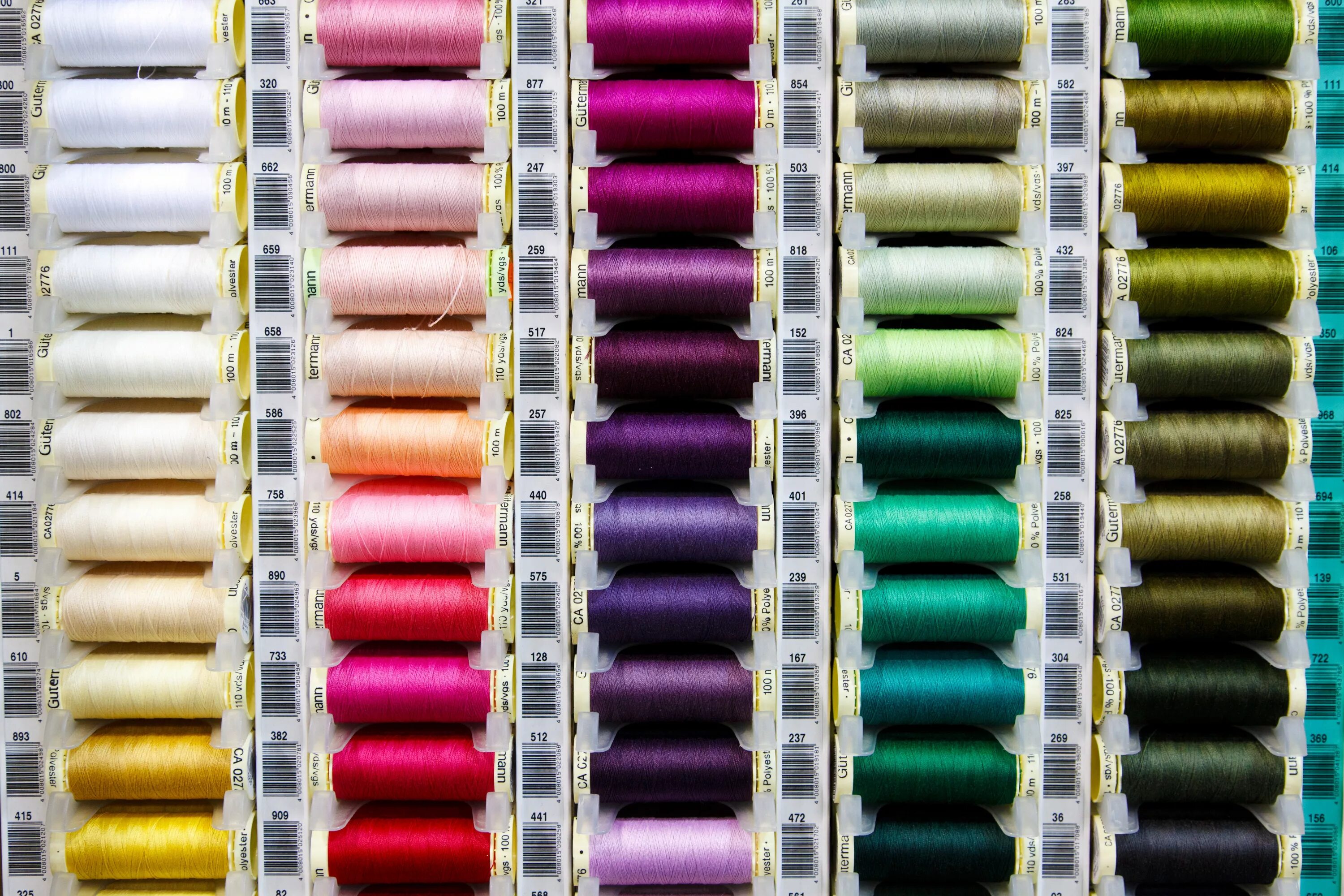 Gutermann #210. Нитки подшивочные комплексные 50/2. Разноцветные нитки. Разноцветные нитки для шитья.