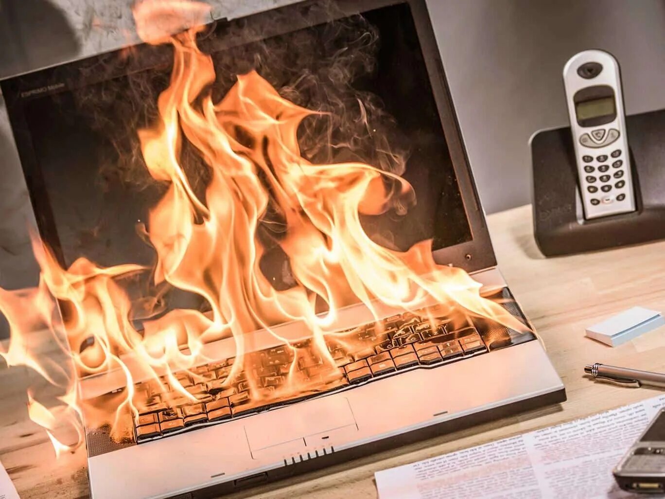 Сильно греется ноутбук. Горящий ноутбук. Перегрелся ноутбук. Ноутбук в огне. Комп перегрелся.