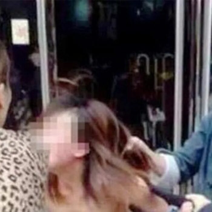 Избила подругу за измену. Ломать машины. Разбила машину мужа за измену. Изуродованные машины. Наказание за измену мужа.