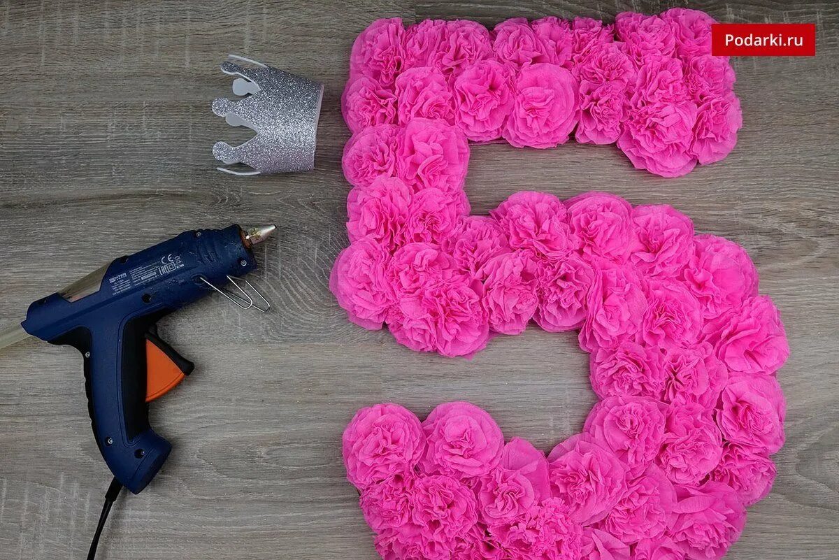 Сделай потише на цифру 2. Украсить цифру. цифра из гофрированной бумаги. цветы из бумаги для цифры. розы из гофрированной бумаги для цифры.