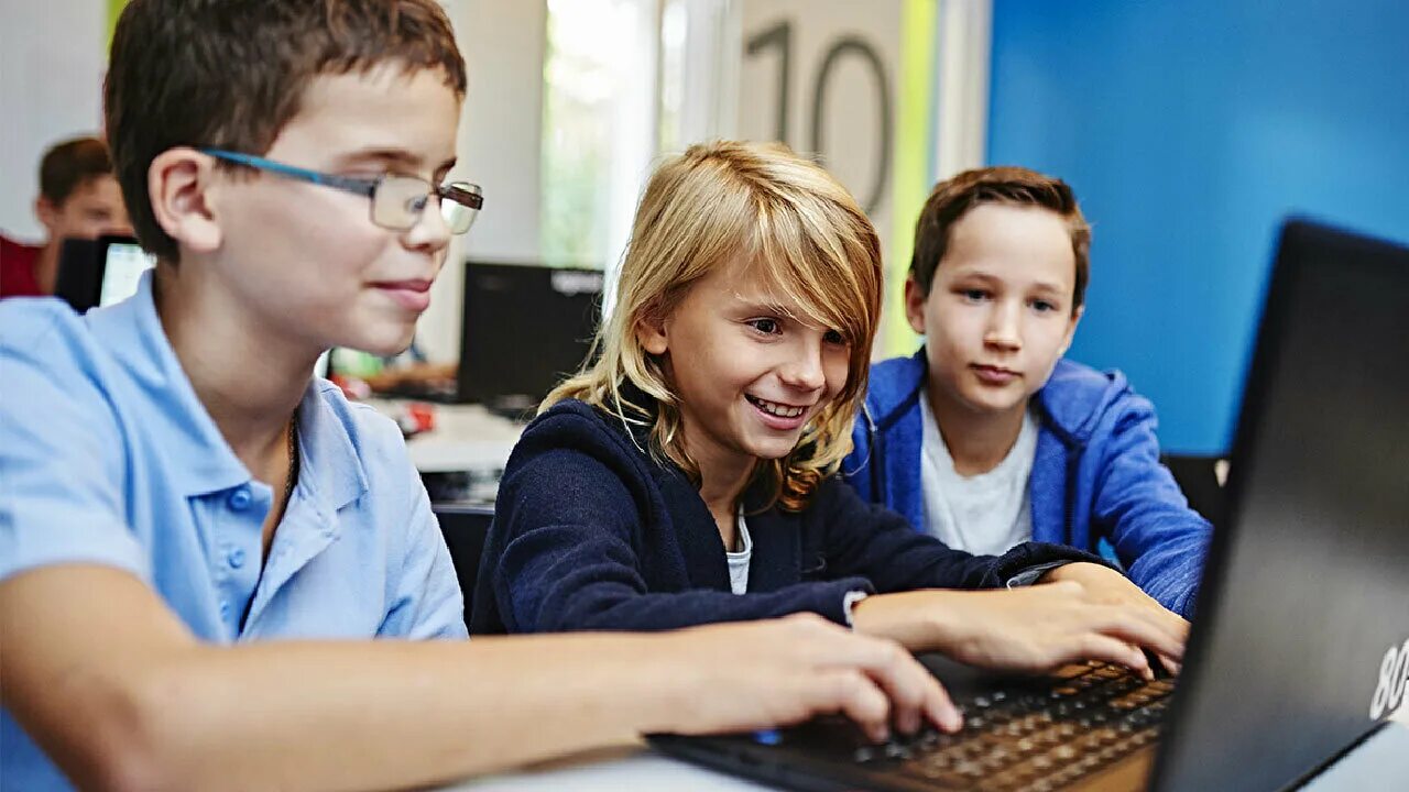 Шаг компьютерная академия чебоксары. Школьник программист. Дети за компьютером в школе. Школа программирования для детей. Цифровое образование.