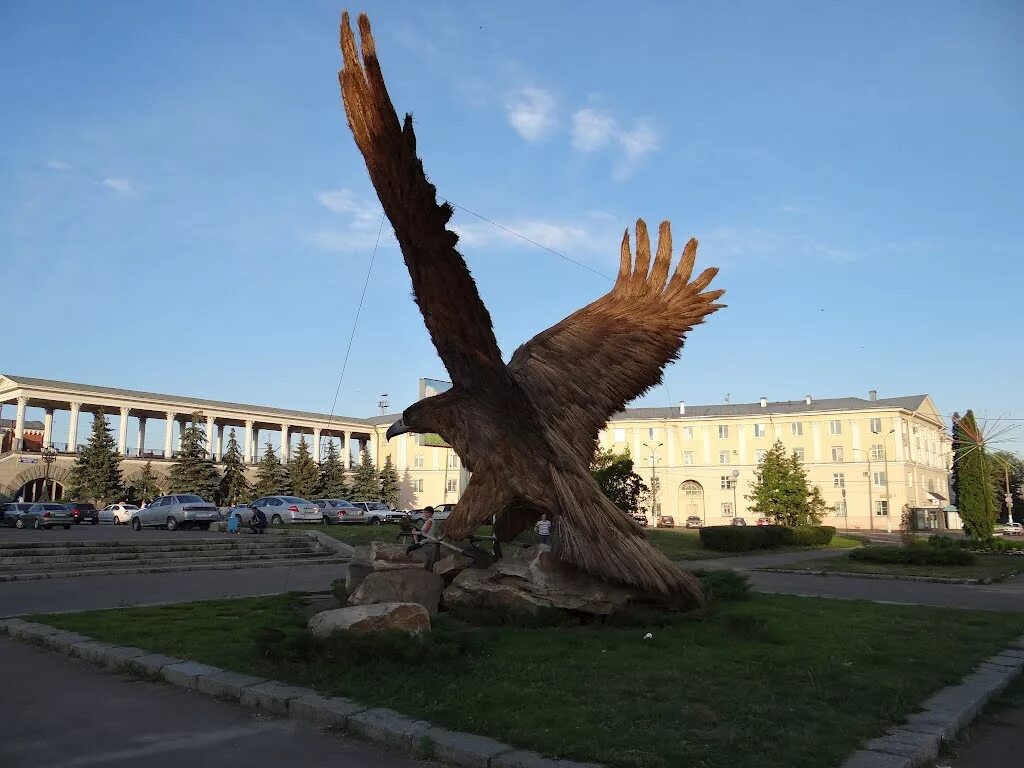 Ф м орел. Орел на Привокзальной площади г орла. Памятник Орлу в Орле на вокзале. Орел юбиляр памятник в Орле. Скульптура Орлу юбиляру.