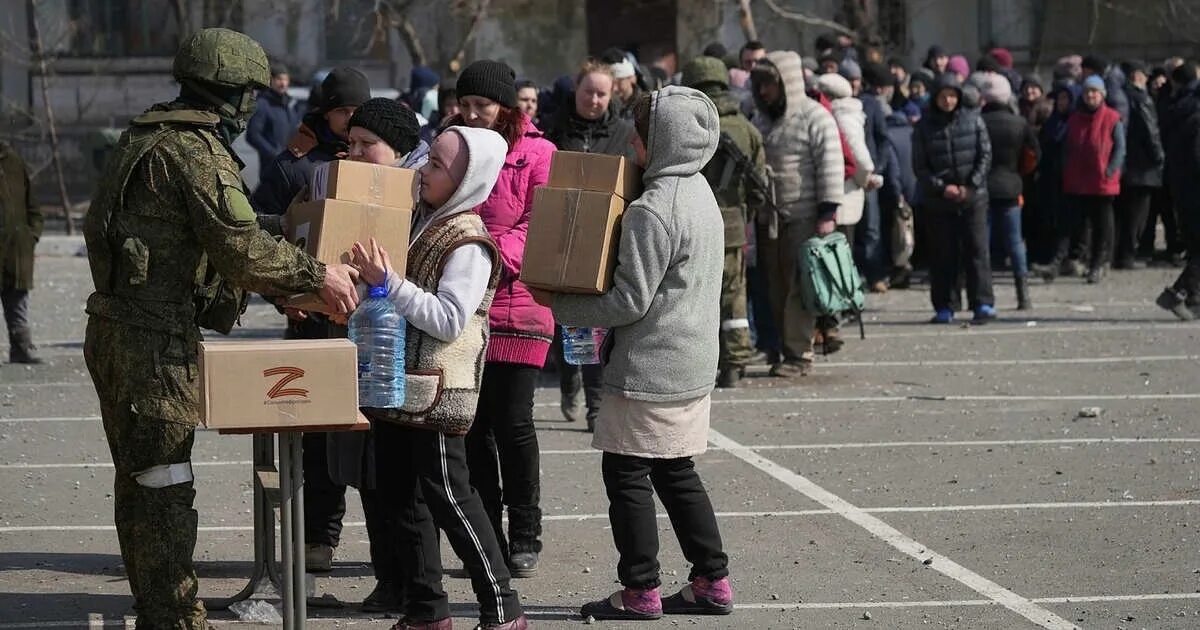 Раздача гуманитарной помощи на Украине. Мирное население Украины. Гуманитарная помощь России Украине. Российские военные раздают гуманитарную помощь на Украине. Гуманитарная помощь россией украине